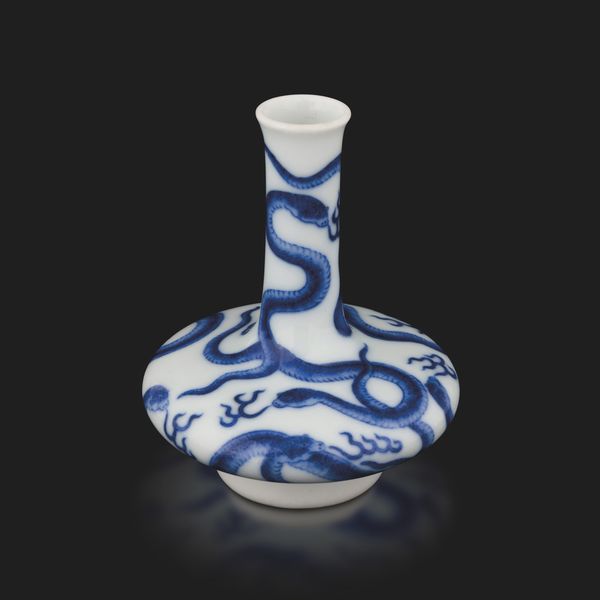 Vaso in miniatura in porcellana bianca e blu, decoro a serpente, marca e del periodo Daoguang (1821-1850)  - Asta Fine Asian Works of Art - Associazione Nazionale - Case d'Asta italiane