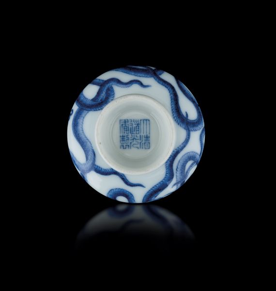 Vaso in miniatura in porcellana bianca e blu, decoro a serpente, marca e del periodo Daoguang (1821-1850)  - Asta Fine Asian Works of Art - Associazione Nazionale - Case d'Asta italiane