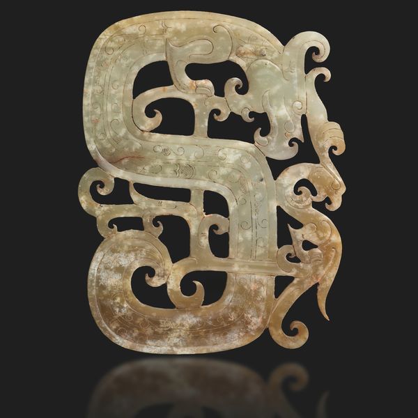 Placca in giada a foggia traforata con drago e fenice, giada in gusto arcaico, Cina, probabilmente Dinastia Han (206 a.C - 220 d.C)  - Asta Fine Asian Works of Art - Associazione Nazionale - Case d'Asta italiane