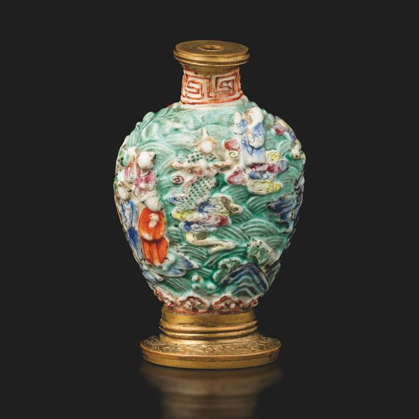 Snuff bottle in porcellana policroma a rilievo raffigurante scena di vita comune, Cina, XIX secolo  - Asta Fine Asian Works of Art - Associazione Nazionale - Case d'Asta italiane