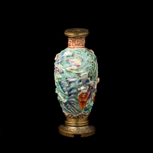 Snuff bottle in porcellana policroma a rilievo raffigurante scena di vita comune, Cina, XIX secolo  - Asta Fine Asian Works of Art - Associazione Nazionale - Case d'Asta italiane