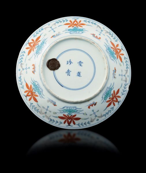 Piatto in porcellana a decoro floreale, Cina, Dinastia Qing, epoca Qianlong, XVIII secolo  - Asta Fine Asian Works of Art - Associazione Nazionale - Case d'Asta italiane