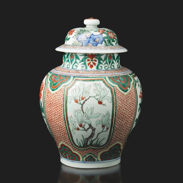 Potiche in porcellana con decoro naturalistico e fiori entro riserve, Cina, Dinastia Qing, XIX secolo  - Asta Fine Asian Works of Art - Associazione Nazionale - Case d'Asta italiane