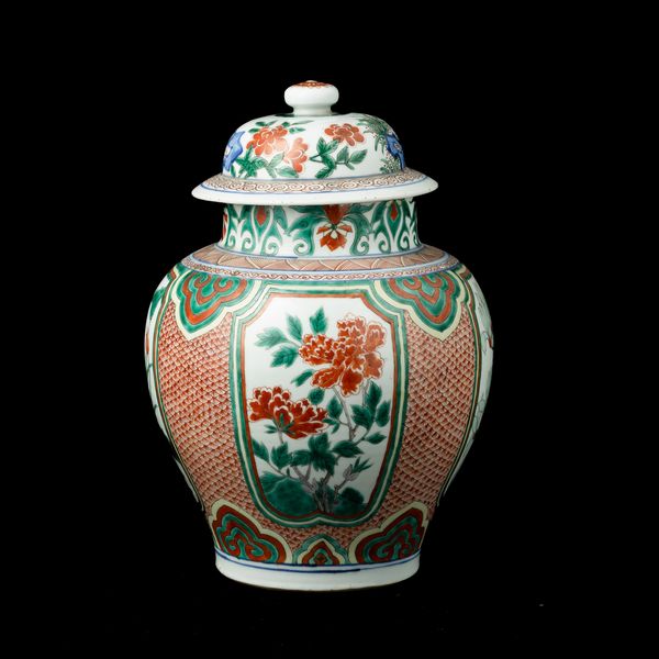 Potiche in porcellana con decoro naturalistico e fiori entro riserve, Cina, Dinastia Qing, XIX secolo  - Asta Fine Asian Works of Art - Associazione Nazionale - Case d'Asta italiane