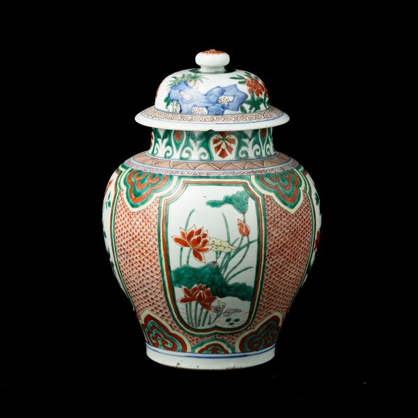 Potiche in porcellana con decoro naturalistico e fiori entro riserve, Cina, Dinastia Qing, XIX secolo  - Asta Fine Asian Works of Art - Associazione Nazionale - Case d'Asta italiane