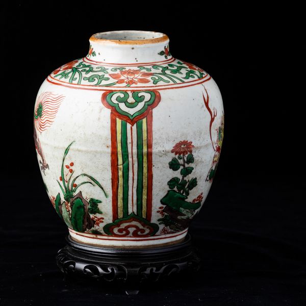 Jar in porcellana con figure di draghi e decori floreali, Cina, Dinastia Qing, epoca Shunzhi (1644-1661)  - Asta Fine Asian Works of Art - Associazione Nazionale - Case d'Asta italiane