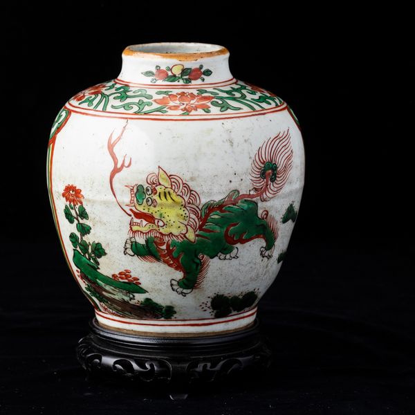 Jar in porcellana con figure di draghi e decori floreali, Cina, Dinastia Qing, epoca Shunzhi (1644-1661)  - Asta Fine Asian Works of Art - Associazione Nazionale - Case d'Asta italiane