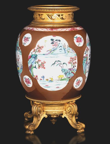 Vaso in porcellana café au lait Famiglia Rosa, con paesaggio entro riserve sagomate, montatura in bronzo dorato, Cina, Dinastia Qing, epoca Qianlong, XVIII secolo<BR>  - Asta Fine Asian Works of Art - Associazione Nazionale - Case d'Asta italiane