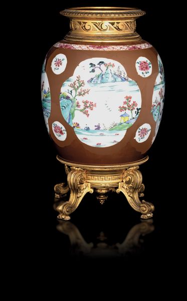 Vaso in porcellana café au lait Famiglia Rosa, con paesaggio entro riserve sagomate, montatura in bronzo dorato, Cina, Dinastia Qing, epoca Qianlong, XVIII secolo<BR>  - Asta Fine Asian Works of Art - Associazione Nazionale - Case d'Asta italiane