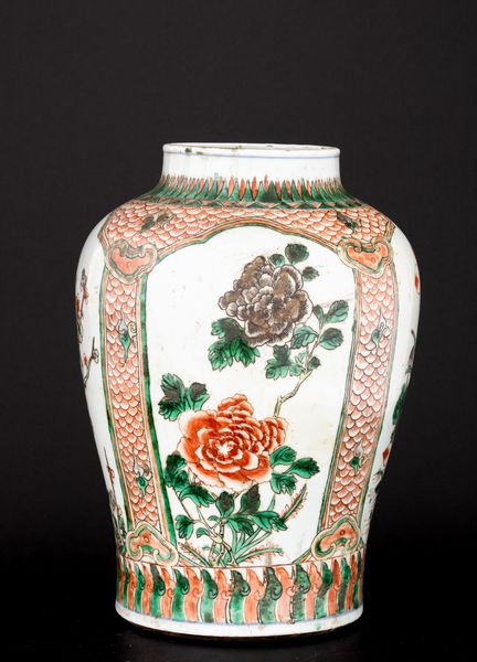 Vaso in porcellana con fiori di pruno entro riserva sagomate, Cina, epoca Shunzhi (1644-1661)  - Asta Fine Asian Works of Art - Associazione Nazionale - Case d'Asta italiane