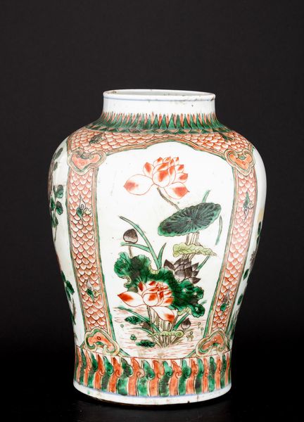 Vaso in porcellana con fiori di pruno entro riserva sagomate, Cina, epoca Shunzhi (1644-1661)  - Asta Fine Asian Works of Art - Associazione Nazionale - Case d'Asta italiane