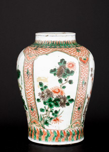 Vaso in porcellana con fiori di pruno entro riserva sagomate, Cina, epoca Shunzhi (1644-1661)  - Asta Fine Asian Works of Art - Associazione Nazionale - Case d'Asta italiane