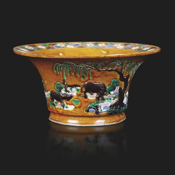 Vaso in porcellana Sancai raffigurante paesaggio con animali, Cina, Dinastia Qing, XIX secolo  - Asta Fine Asian Works of Art - Associazione Nazionale - Case d'Asta italiane