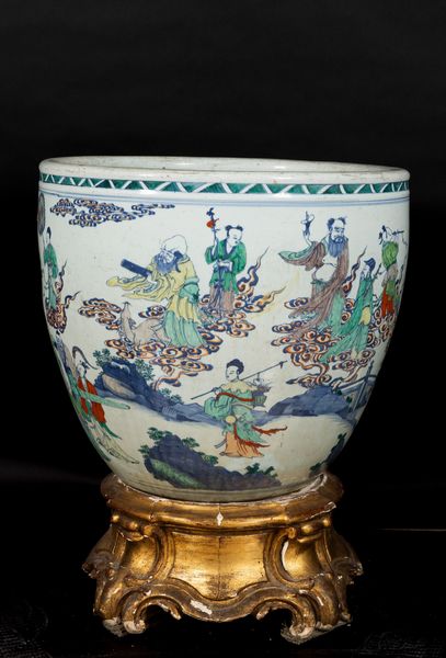 Grande e importante vasca da pesci in porcellana a decoro Doucai rappresentato da gli otto saggi immortali, base dorata in legno, Cina, Dinastia Qing, epoca Qianlong, XVIII secolo  - Asta Fine Asian Works of Art - Associazione Nazionale - Case d'Asta italiane