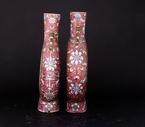 Coppia di Moon Flask in porcellana Famiglia Rosa con guerrieri e fiori, anse sagomate raffigurante pipistrelli, Cina, Dinastia Qing, epoca Guangxu (1875-1908)  - Asta Fine Asian Works of Art - Associazione Nazionale - Case d'Asta italiane