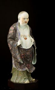 Rara figura di Saggio Famiglia Rosa stante in porcellana a smalti policromi con Buddha a rilievo nel centro del petto decorato per esteso con draghi tra le nuvole, Cina, Dinastia Qing, epoca Guangxu (1875-1908)  - Asta Fine Asian Works of Art - Associazione Nazionale - Case d'Asta italiane