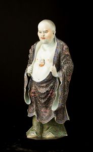 Rara figura di Saggio Famiglia Rosa stante in porcellana a smalti policromi con Buddha a rilievo nel centro del petto decorato per esteso con draghi tra le nuvole, Cina, Dinastia Qing, epoca Guangxu (1875-1908)  - Asta Fine Asian Works of Art - Associazione Nazionale - Case d'Asta italiane