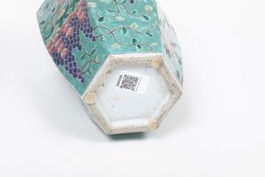 Coppia di vasi in porcellana a sezione esagonale su fondo celeste con decoro di uccellini tra i rami, Cina, Dinastia Qing, XIX secolo  - Asta Fine Asian Works of Art - Associazione Nazionale - Case d'Asta italiane