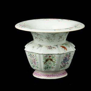 Raro vaso in porcellana Famiglia Rosa ottagonale con decori naturalistici, Cina, Dinastia Qing, marca e del periodo Daoguang (1821-1850)  - Asta Fine Asian Works of Art - Associazione Nazionale - Case d'Asta italiane