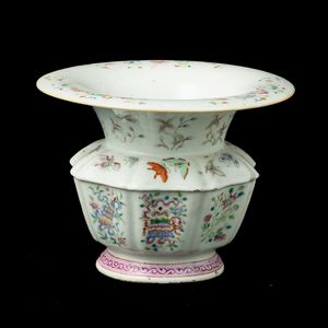 Raro vaso in porcellana Famiglia Rosa ottagonale con decori naturalistici, Cina, Dinastia Qing, marca e del periodo Daoguang (1821-1850)  - Asta Fine Asian Works of Art - Associazione Nazionale - Case d'Asta italiane