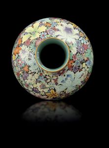 Grande vaso Tianqiuping Famiglia Nera in porcellana con decoro millefleures, Cina, Dinastia Qing, epoca Guangxu (1875-1908)  - Asta Fine Asian Works of Art - Associazione Nazionale - Case d'Asta italiane