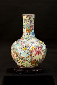 Grande vaso Tianqiuping Famiglia Nera in porcellana con decoro millefleures, Cina, Dinastia Qing, epoca Guangxu (1875-1908)  - Asta Fine Asian Works of Art - Associazione Nazionale - Case d'Asta italiane