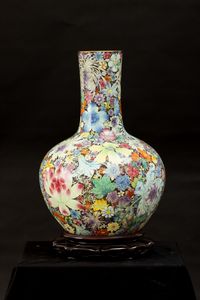 Grande vaso Tianqiuping Famiglia Nera in porcellana con decoro millefleures, Cina, Dinastia Qing, epoca Guangxu (1875-1908)  - Asta Fine Asian Works of Art - Associazione Nazionale - Case d'Asta italiane