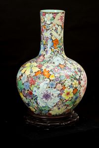 Grande vaso Tianqiuping Famiglia Nera in porcellana con decoro millefleures, Cina, Dinastia Qing, epoca Guangxu (1875-1908)  - Asta Fine Asian Works of Art - Associazione Nazionale - Case d'Asta italiane