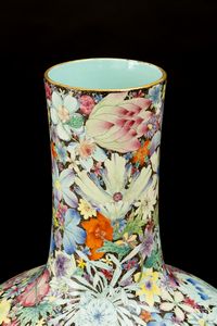 Grande vaso Tianqiuping Famiglia Nera in porcellana con decoro millefleures, Cina, Dinastia Qing, epoca Guangxu (1875-1908)  - Asta Fine Asian Works of Art - Associazione Nazionale - Case d'Asta italiane