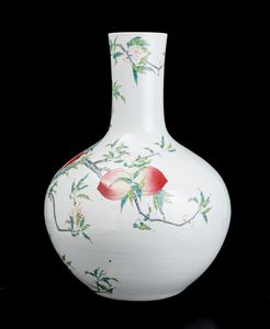 Grande vaso a bottiglia in porcellana decorato a pesce con rami e fiori di pesco, Cina, Dinastia Qing, epoca Guangxu (1875-1908)  - Asta Fine Asian Works of Art - Associazione Nazionale - Case d'Asta italiane