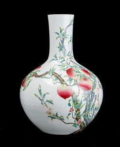 Grande vaso a bottiglia in porcellana decorato a pesce con rami e fiori di pesco, Cina, Dinastia Qing, epoca Guangxu (1875-1908)  - Asta Fine Asian Works of Art - Associazione Nazionale - Case d'Asta italiane