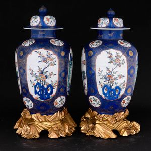 Coppia di potiche Blu Poudre con riserve a decoro naturalistico Famiglia Verde poggianti su basi dorate antiche a foggia di pietre, Dinastia Qing, epoca Kangxi (1662-1722)  - Asta Fine Asian Works of Art - Associazione Nazionale - Case d'Asta italiane