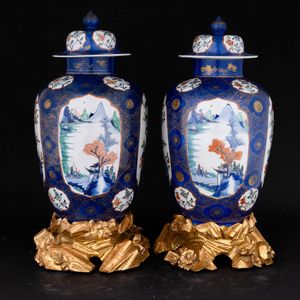 Coppia di potiche Blu Poudre con riserve a decoro naturalistico Famiglia Verde poggianti su basi dorate antiche a foggia di pietre, Dinastia Qing, epoca Kangxi (1662-1722)  - Asta Fine Asian Works of Art - Associazione Nazionale - Case d'Asta italiane