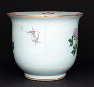 Cachepot in porcellana con decori floreali e fenici, Cina, Dinastia Qing, XIX secolo  - Asta Fine Asian Works of Art - Associazione Nazionale - Case d'Asta italiane