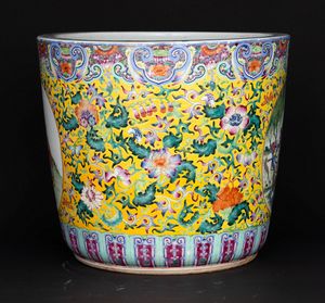 Grande giardiniera in porcellana Famiglia Rosa a smalti policromi su fondo giallo con scena raffigurante vita comune entro riserve e decori floreali, Cina, periodo Repubblica, XX secolo  - Asta Fine Asian Works of Art - Associazione Nazionale - Case d'Asta italiane