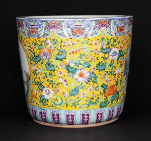 Grande giardiniera in porcellana Famiglia Rosa a smalti policromi su fondo giallo con scena raffigurante vita comune entro riserve e decori floreali, Cina, periodo Repubblica, XX secolo  - Asta Fine Asian Works of Art - Associazione Nazionale - Case d'Asta italiane