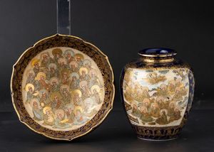 Lotto composto da un vaso e una ciotola in porcellana Satsuma con figure di saggi su fondo blu, marcati, Giappone, Kinkozan XIX secolo  - Asta Fine Asian Works of Art - Associazione Nazionale - Case d'Asta italiane