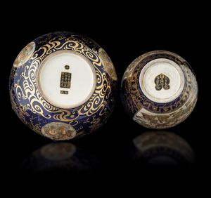 Lotto composto da un vaso e una ciotola in porcellana Satsuma con figure di saggi su fondo blu, marcati, Giappone, Kinkozan XIX secolo  - Asta Fine Asian Works of Art - Associazione Nazionale - Case d'Asta italiane