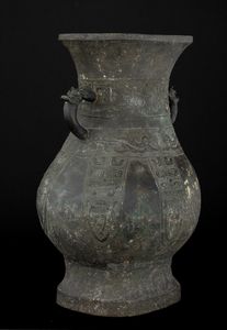 Grande vaso in bronzo in forma arcaica a due anse, inciso con motivi geometrici e naturalistici, Cina, Dinastia Ming, XVI secolo  - Asta Fine Asian Works of Art - Associazione Nazionale - Case d'Asta italiane