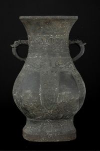 Grande vaso in bronzo in forma arcaica a due anse, inciso con motivi geometrici e naturalistici, Cina, Dinastia Ming, XVI secolo  - Asta Fine Asian Works of Art - Associazione Nazionale - Case d'Asta italiane