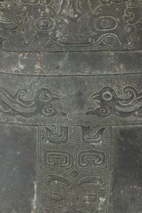 Grande vaso in bronzo in forma arcaica a due anse, inciso con motivi geometrici e naturalistici, Cina, Dinastia Ming, XVI secolo  - Asta Fine Asian Works of Art - Associazione Nazionale - Case d'Asta italiane