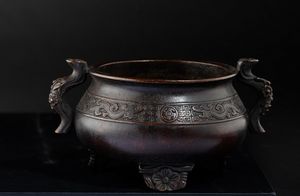 Censer in bronzo con decori d'ispirazione arcaica e anse sagomate, Cina, Dinastia Ming, XVII secolo  - Asta Fine Asian Works of Art - Associazione Nazionale - Case d'Asta italiane