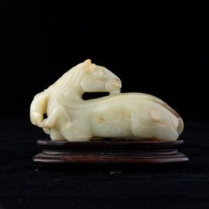 Figura di cavallo con scimmietta scolpita in giada Celadon e russet, Cina, Dinastia Qing, epoca Qianlong (1736-1796)  - Asta Fine Asian Works of Art - Associazione Nazionale - Case d'Asta italiane