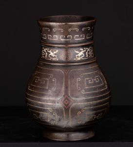 Vaso in bronzo a motivi geometrici con inserti in rame ed argento, Cina, Dinastia Qing, epoca Qianlong, XVIII secolo  - Asta Fine Asian Works of Art - Associazione Nazionale - Case d'Asta italiane