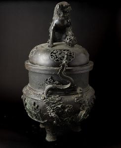 Grande incensiere in bronzo riccamente decorato con cane di Pho, Cina, Dinastia Qing, XIX secolo  - Asta Fine Asian Works of Art - Associazione Nazionale - Case d'Asta italiane