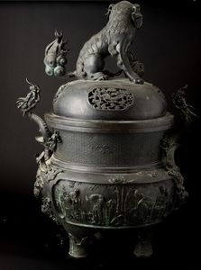 Grande incensiere in bronzo riccamente decorato con cane di Pho, Cina, Dinastia Qing, XIX secolo  - Asta Fine Asian Works of Art - Associazione Nazionale - Case d'Asta italiane