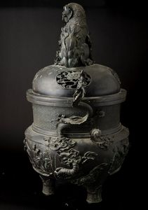 Grande incensiere in bronzo riccamente decorato con cane di Pho, Cina, Dinastia Qing, XIX secolo  - Asta Fine Asian Works of Art - Associazione Nazionale - Case d'Asta italiane