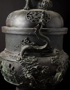 Grande incensiere in bronzo riccamente decorato con cane di Pho, Cina, Dinastia Qing, XIX secolo  - Asta Fine Asian Works of Art - Associazione Nazionale - Case d'Asta italiane