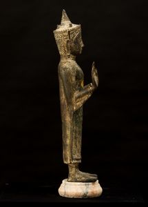 Figura di Buddha stante in bronzo con tracce di doratura, Thailandia, XIX secolo, periodo Ayutthaya   (1351-1767)  - Asta Fine Asian Works of Art - Associazione Nazionale - Case d'Asta italiane