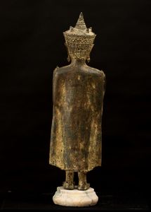 Figura di Buddha stante in bronzo con tracce di doratura, Thailandia, XIX secolo, periodo Ayutthaya   (1351-1767)  - Asta Fine Asian Works of Art - Associazione Nazionale - Case d'Asta italiane